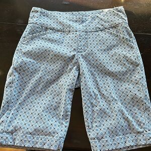 JAG jeans classic fit Bermuda pull on 5 pocket shorts white blue navy floral 4
